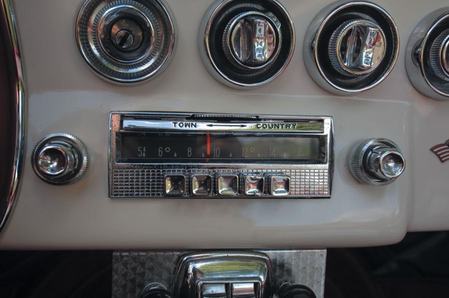 Детали интерьера Dual-Ghia Convertible 1957 года  (фото 19 из 60)